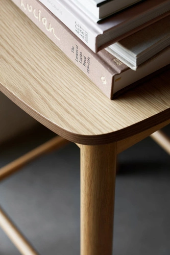 Hoker drewniany bez oparcia Barlow Actona naturalny dąb skandynawski do kuchni 74 cm