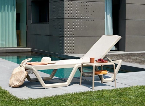 Leżak ogrodowy Vela SCAB Design biały nowoczesny technopolimerowy regulowany na taras i do ogrodu