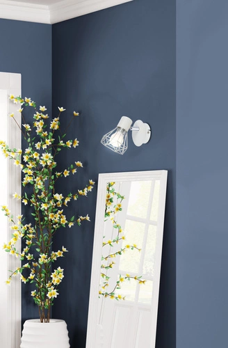 Nowoczesny kinkiet ścienny Verve biały z chromowanym abażurem i ruchomym kloszem do sypialni