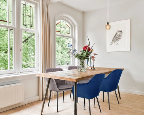 Krzesło do jadalni Emilia tapicerowane welur dusty rose z podłokietnikami glamour Actona