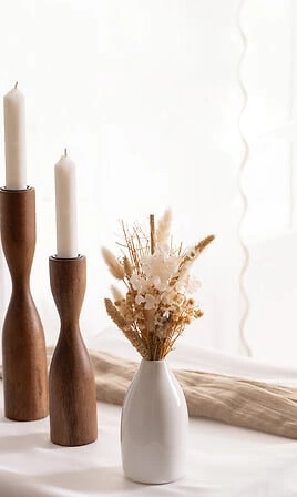 Wazon ceramiczny Flo biały z kompozycją kwiatową do salonu 27 cm