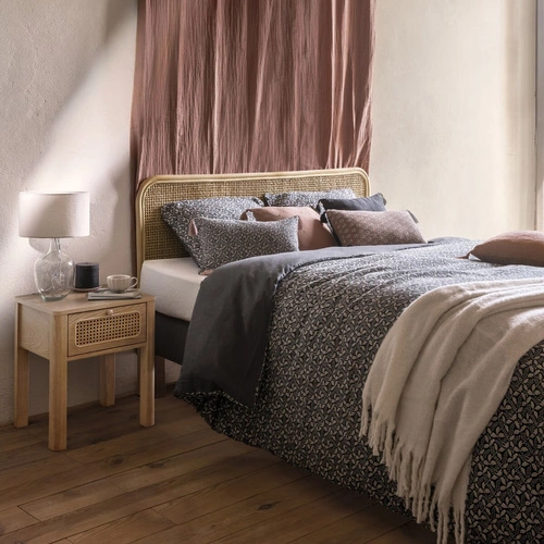 Szafka nocna Tira 45 cm w stylu boho z rattanowym frontem i szufladą – Atmosphera naturalna elegancja do sypialni