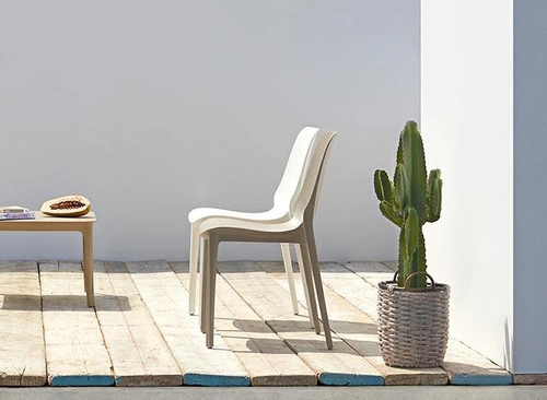 Krzesło ogrodowe Ginevra czerwone z tworzywa sztucznego SCAB Design sztaplowane nowoczesne