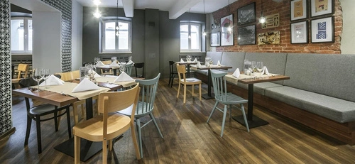 Krzesło drewniane Fameg Solid personalizowane do jadalni, salonu lub kuchni skandynawskie