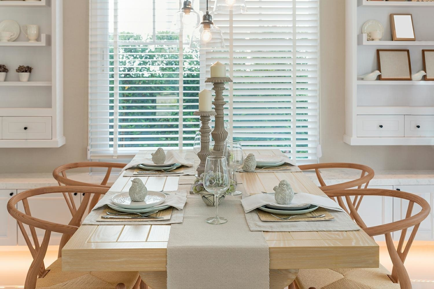 Krzesło drewniane Wicker Color do jadalni i salonu boho z podłokietnikami inspirowane Wishbone