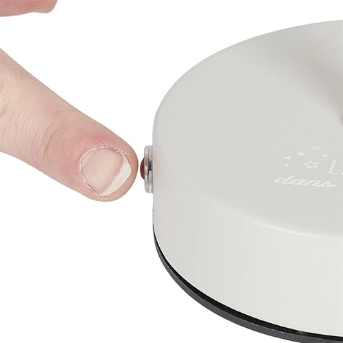 Lampka nocna biała Intesi z ażurowymi gwiazdkami, ładowana, nowoczesna do sypialni