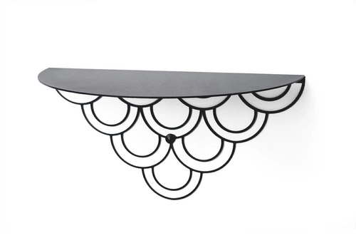 Nowoczesna półka ścienna Husk czarna metalowa na książki i dekoracje do salonu POLYHEDRA