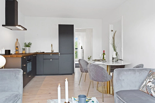 Stolik kawowy okrągły glamour Bolzano 110 cm biały marmur ze złotą nogą do salonu Intesi