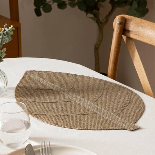 Nowoczesna podkładka pod talerz Feuille liść jasnoszara papierowa do salonu 33x50 cm