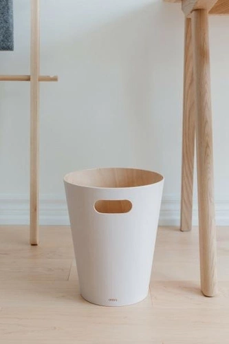 Kosz na śmieci biurowy drewniany Woodrow Umbra biały 7,5L nowoczesny design