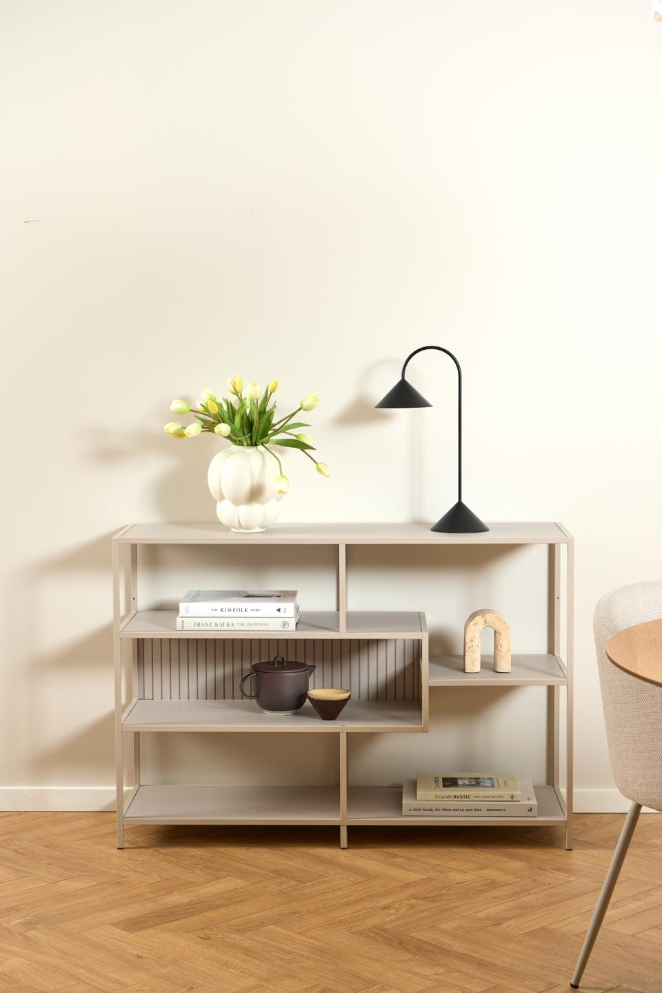 Regał loftowy Seaford V Actona beżowy na książki do salonu 114 cm