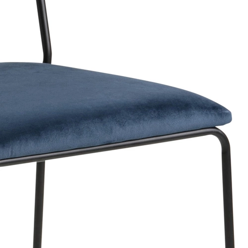 Krzesło tapicerowane Cornelia VIC Actona welurowe granatowe do jadalni i salonu na czarnych nogach