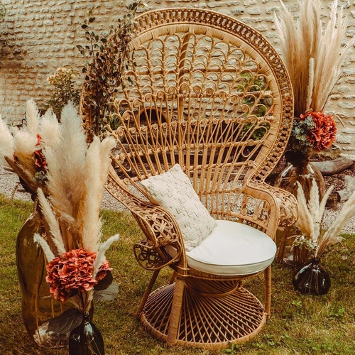 Fotel rattanowy Takta boho do salonu z podłokietnikami i białą poduszką Atmosphera