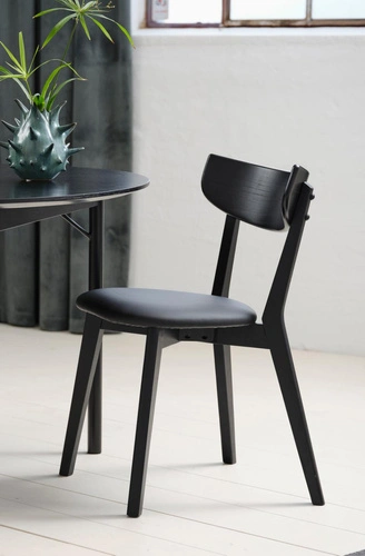 Krzesło Pero do jadalni czarne tapicerowane ekoskórą na dębowych nogach