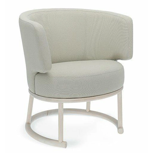 Fotel kubełkowy Likewise FAMEG do salonu nowoczesny tapicerowany na płozach z podłokietnikami