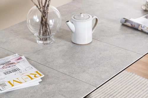 Stół rozkładany do jadalni Irwine Actona szary ceramiczny blat czarne nogi nowoczesny 168–210x90 cm