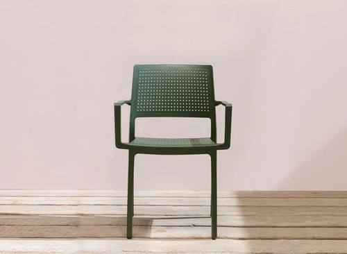 Krzesło ogrodowe Emi SCAB Design beżowe z tworzywa sztaplowane z podłokietnikami łatwe czyszczenie