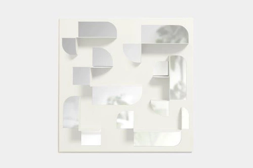 Lustro dekoracyjne Bend białe asymetryczne z półką Umbra do przedpokoju i łazienki