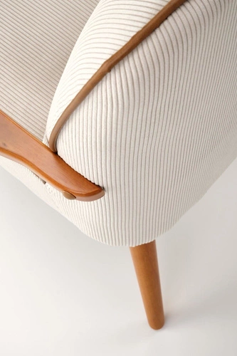 Fotel wypoczynkowy Grejs beżowy skandynawski do salonu z tkaniny na drewnianych nogach