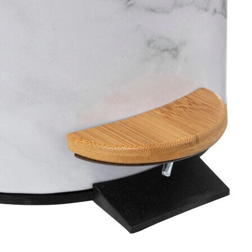 Kosz na śmieci do łazienki Léa biały marmur 3L z pedałem nowoczesny bambusowy 5five