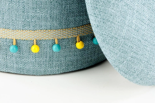 Zestaw 2 niebieskich puf Eblis ze schowkiem okrągłe tapicerowane do salonu i pokoju dziecięcego