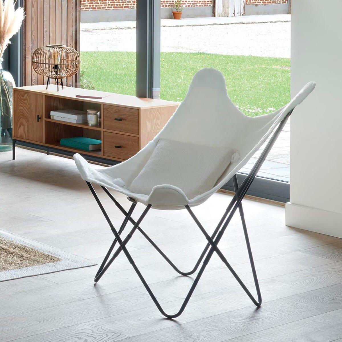 Fotel kubełkowy Oslo biały do salonu nowoczesny skandynawski na czarnych nogach Atmosphera