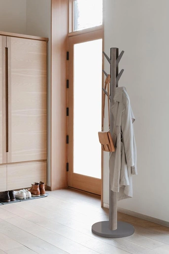 Flapper Umbra nowoczesny wieszak stojący do przedpokoju szary drewniany na ubrania 169 cm