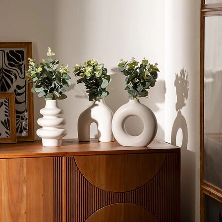 Biały wazon dekoracyjny Suza koło ze sztucznym eukaliptusem do salonu nowoczesny 37cm