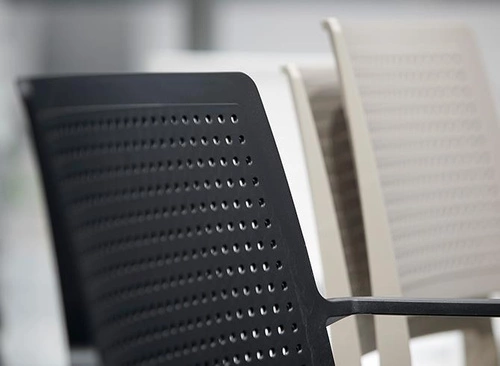 Krzesło ogrodowe Emi Arm białe z tworzywa sztaplowane z podłokietnikami SCAB Design