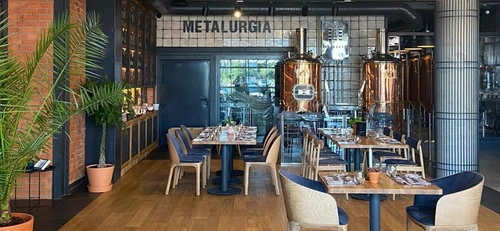 Krzesło tapicerowane Fameg Arch buk premium z podłokietnikami do jadalni i salonu personalizowane