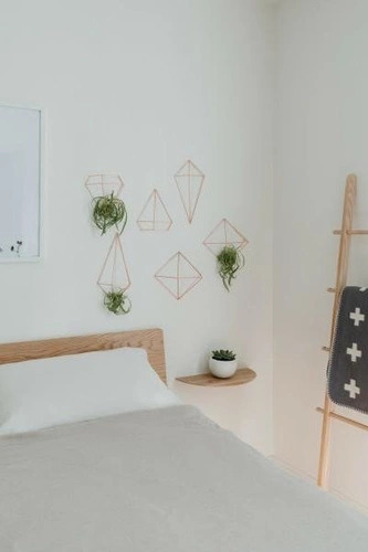 Prisma Cooper nowoczesna metalowa dekoracja ścienna geometryczna Umbra do salonu miedziana 25 cm