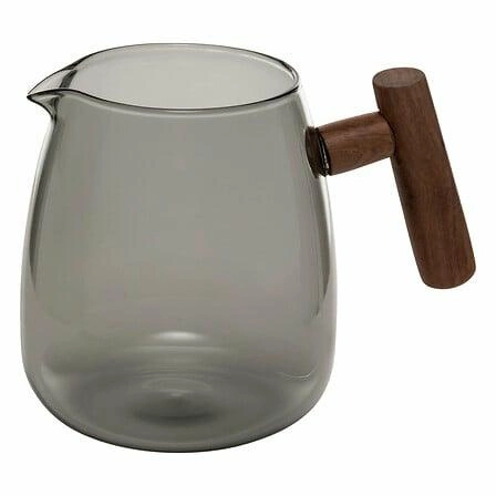 Imbryk Twisted Lime 800 ml marki 5five simply smart to eleganckie i praktyczne naczynie do parzenia herbaty i ziół, wykonane z trwałego szkła borokrzemowego w odcieniu szarego szkła. Połączenie klasycznego designu z nowoczesnym 