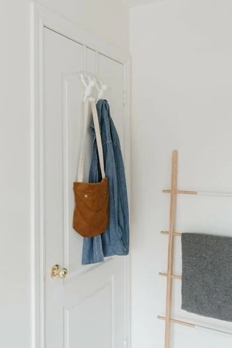 Umbra Buddy biały wieszak na drzwi nowoczesny matowy dekoracyjny do przedpokoju