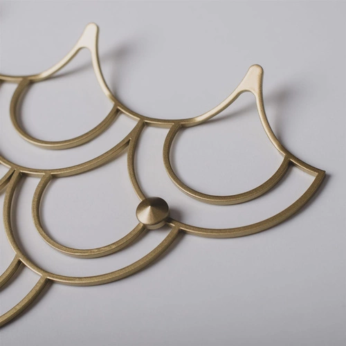 Nowoczesny wieszak ścienny do przedpokoju Husk S Gold złoty metalowy POLYHEDRA