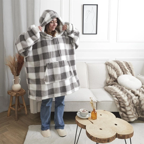 Bluzo koc Intesi snuddie ciepły z kapturem szary w kratę na kanapę do salonu