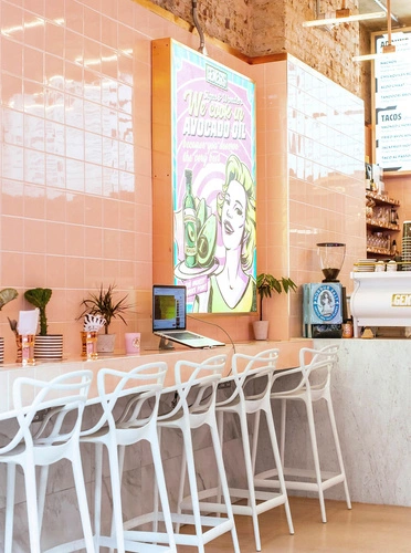 Hoker Lexi czarny nowoczesny z oparciem z tworzywa sztaplowany do kuchni i wyspy 75 cm D2.DESIGN