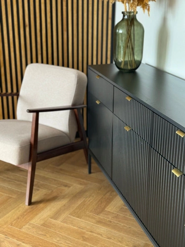 Fotel kubełkowy Fomben beżowy do salonu tapicerowany, wygodny, nowoczesny, drewno bukowe