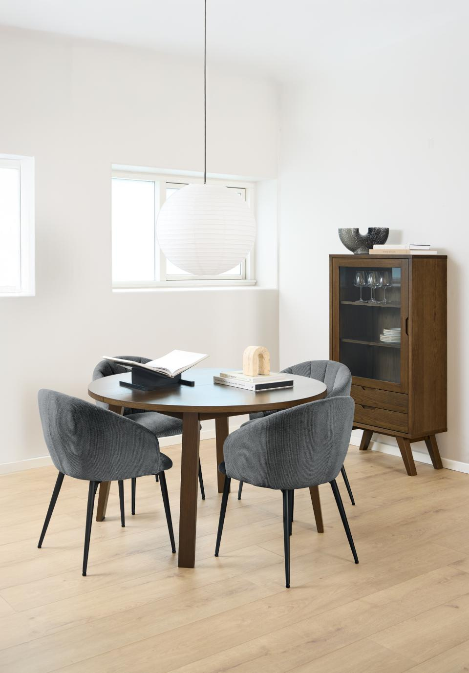 Krzesło do jadalni Daniella Actona tapicerowane antracytowe z podłokietnikami nowoczesne