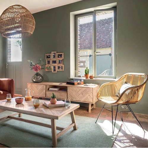 Krzesło rattanowe Koeta Atmosphera do jadalni i salonu z podłokietnikami na metalowych nogach