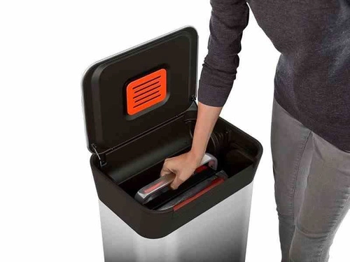 Kosz na śmieci do kuchni Joseph Joseph stalowy 30l z systemem zgniatania i filtrem