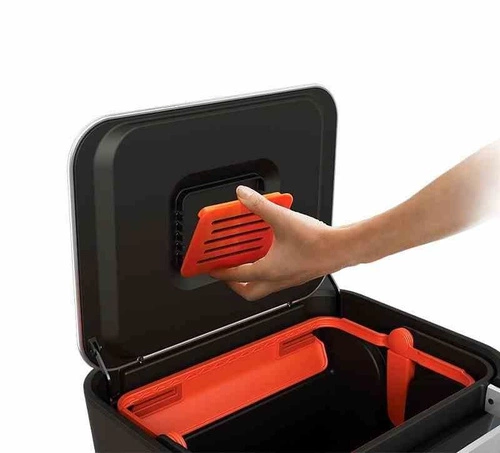 Kosz na śmieci do kuchni Joseph Joseph stalowy 30l z systemem zgniatania i filtrem