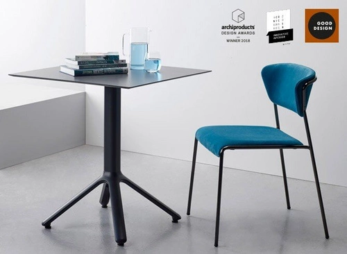 Krzesło tapicerowane Lisa SCAB Design do jadalni nowoczesne niebieskie na czarnych nogach