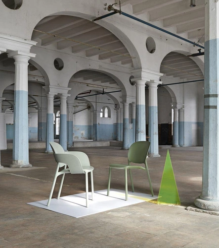 Krzesło ogrodowe z podłokietnikami Hug SCAB Design beżowe sztaplowane łatwe czyszczenie