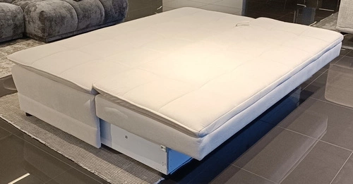 Sofa rozkładana Mikkeli beżowa z funkcją spania do salonu styl skandynawski 2-osobowa