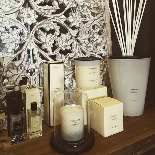 Świeca sojowa zapachowa Cereria Molla Boutique Tuberoza Jaśmin beżowa do salonu 230g