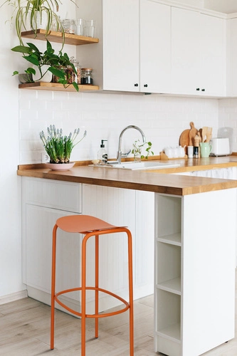 Hoker metalowy Trick 75 cm pomarańczowy nowoczesny bez oparcia do kuchni i ogrodu SCAB Design