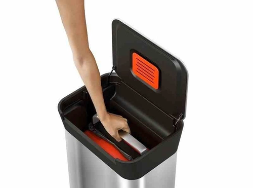 Kosz na śmieci do kuchni Joseph Joseph stalowy 30l z systemem zgniatania i filtrem