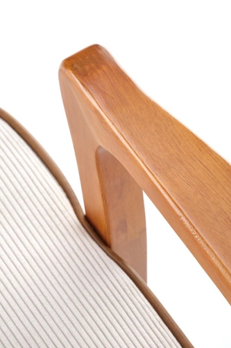 Fotel wypoczynkowy Grejs beżowy skandynawski do salonu z tkaniny na drewnianych nogach