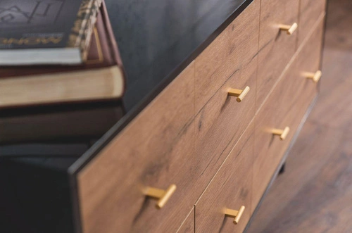 Komoda z szufladami MAUD czarna dąb craft tobacco nowoczesna do salonu i sypialni SKANDICA