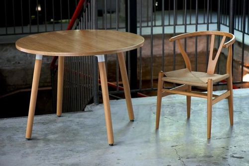 Krzesło drewniane Wicker Color do jadalni i salonu boho z podłokietnikami inspirowane Wishbone